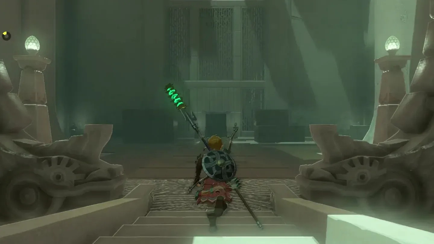 Link walking up the steps into the entrance of Mayausiy Shrine
