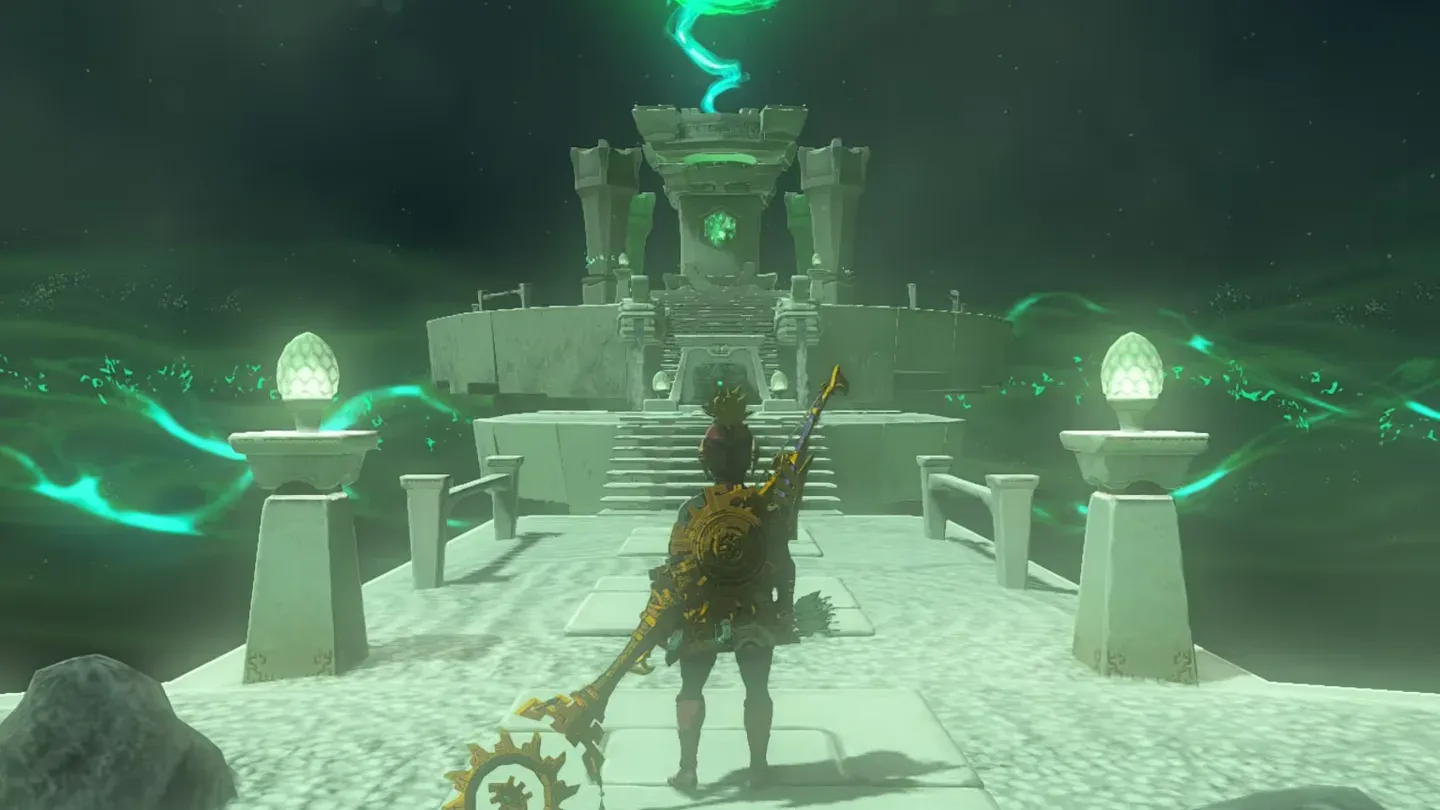 Link walking toward the altar inside Suariwak Shrine