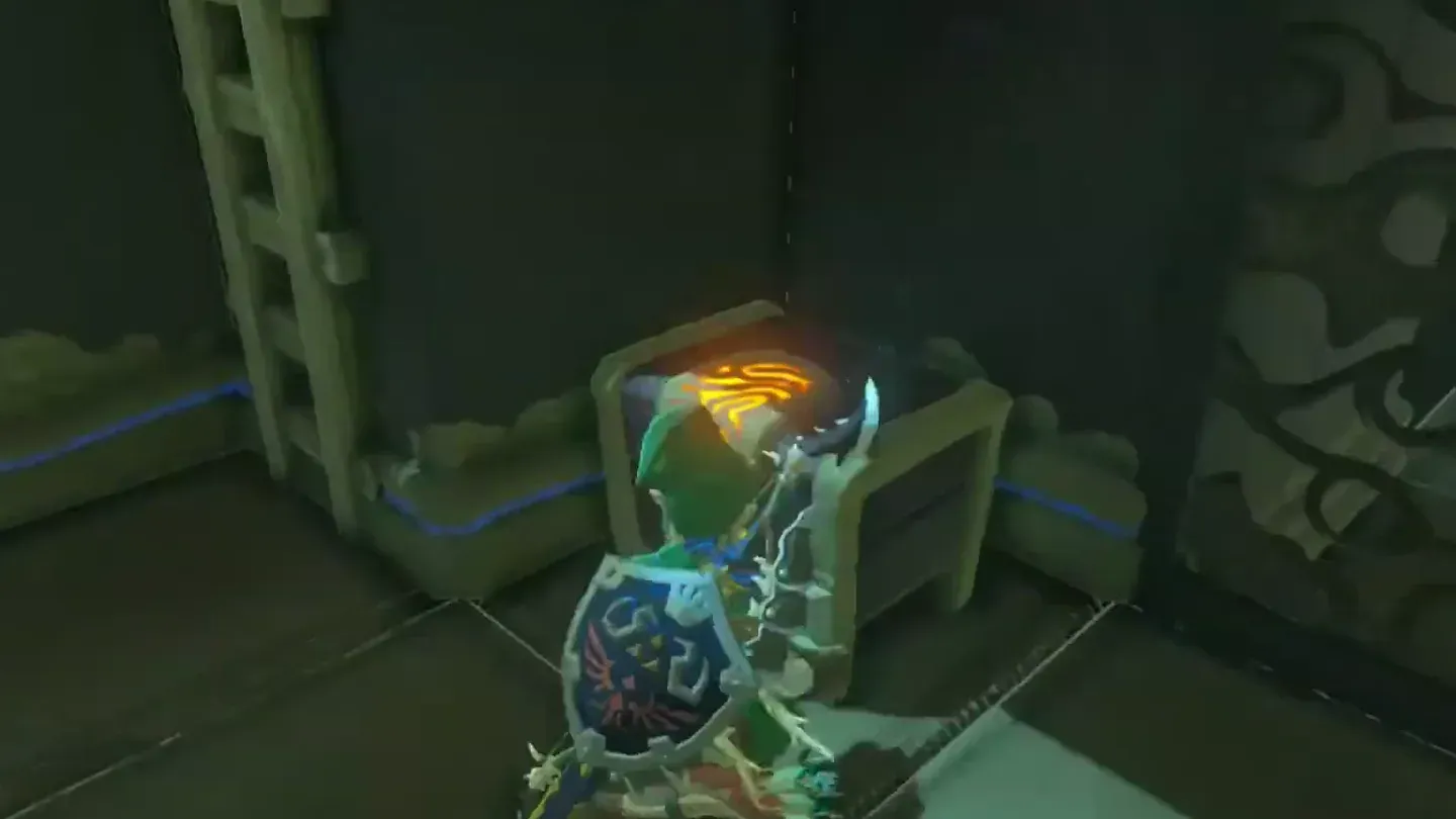 Link opening the chest in the Guardian Scout room