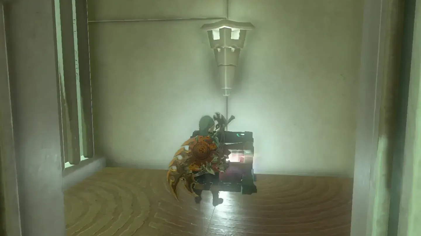 Link opening the chest in the side room