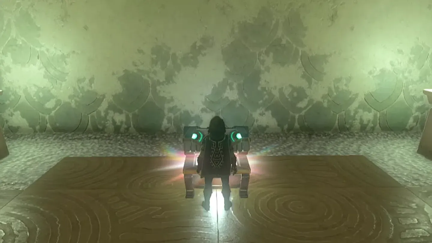 Link opening the chest behind the opened door