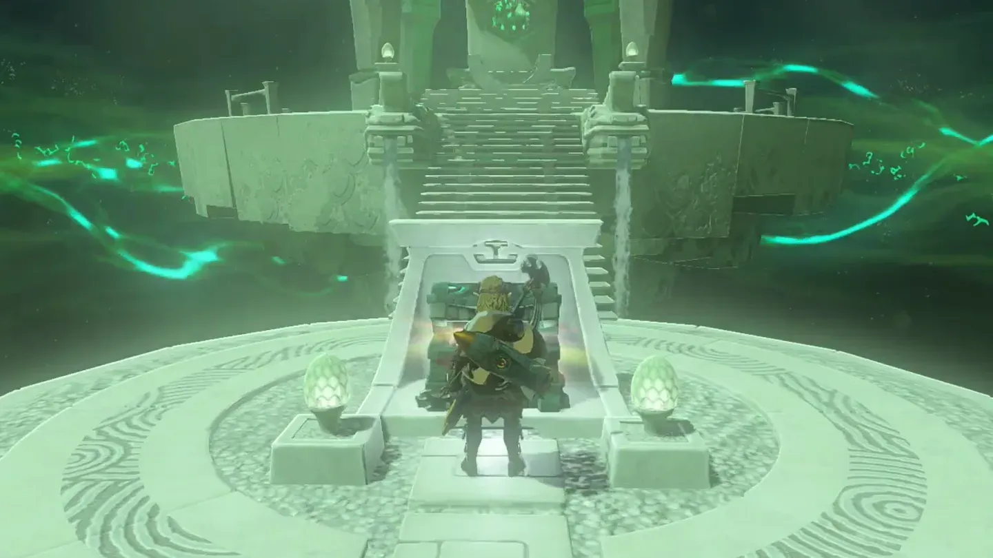 Link at the opened chest in front of the stairs to the altar
