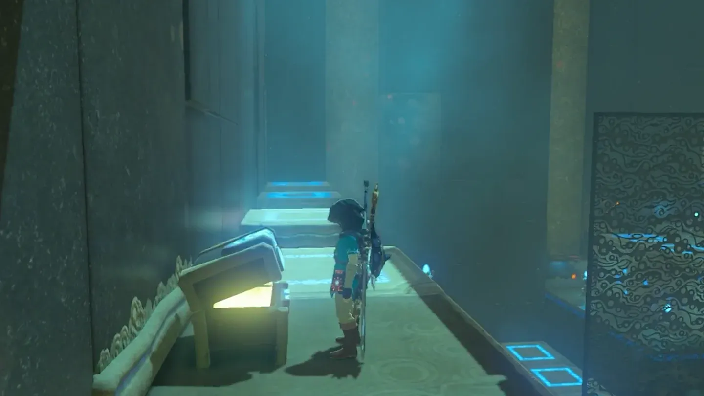 Link opening the treasure chest on the pillar