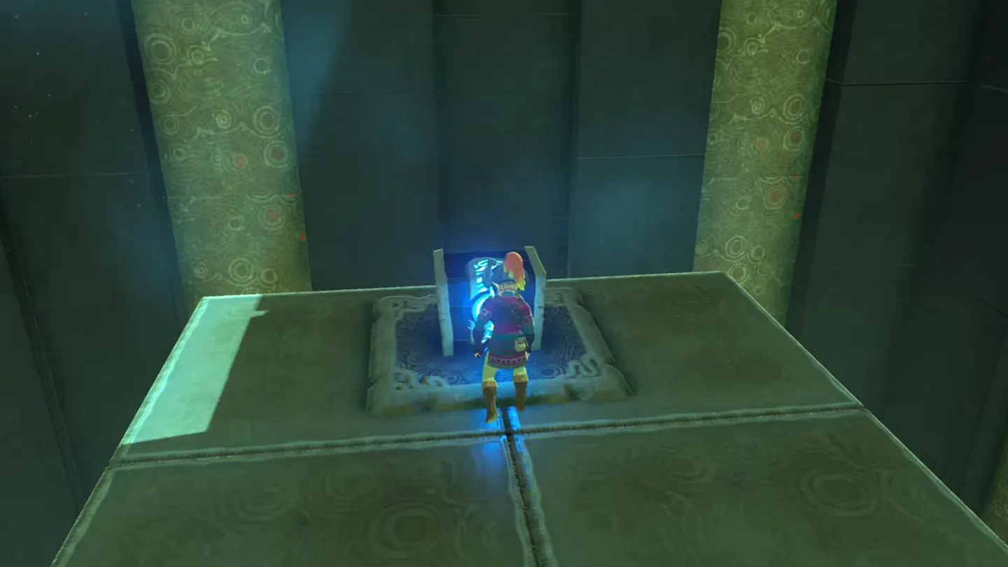 Link opening the treasure chest on the high platform
