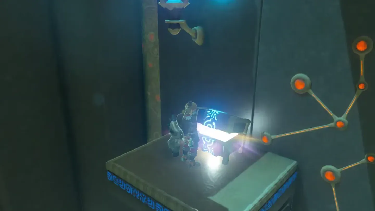 Link opening the treasure chest on the suspended platform