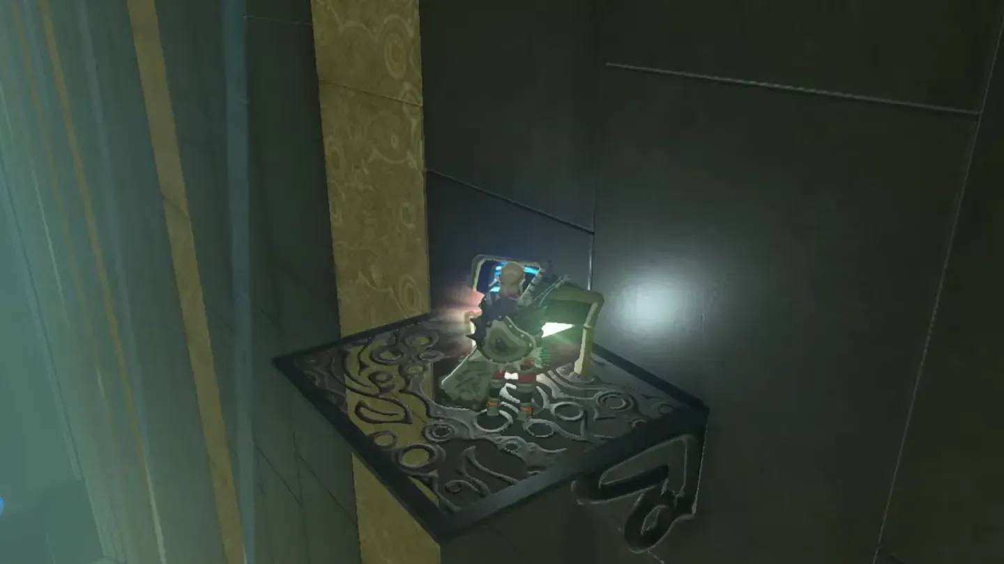 Link opening the chest in the alcove