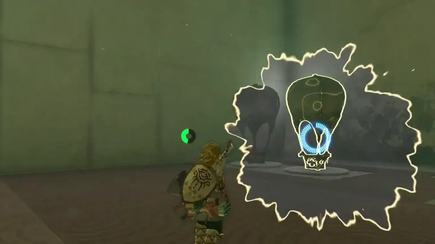 Link opening the chest in the side room