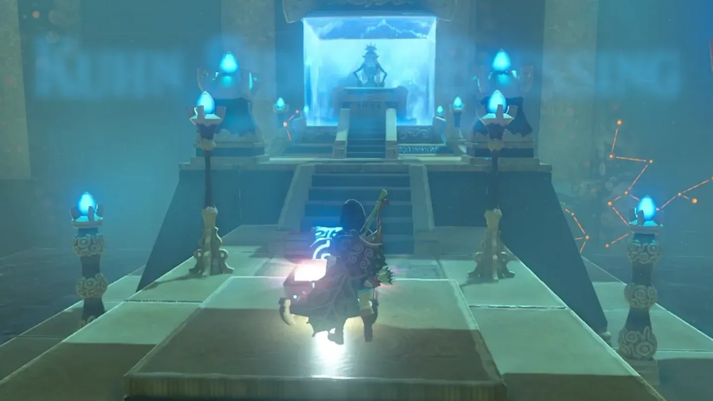 Link opening a treasure chest on the straight path to the pedestal